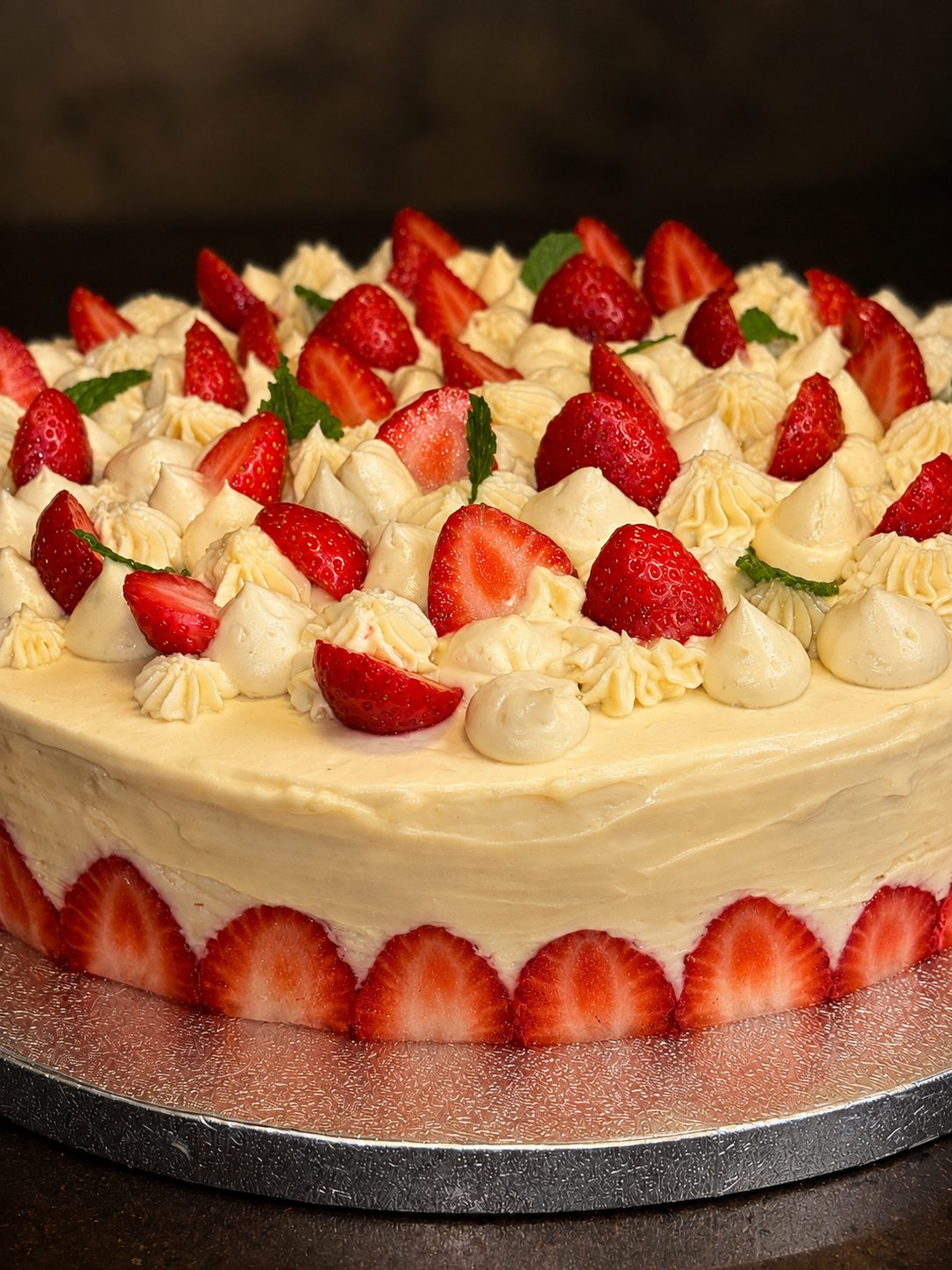 Fraisier de Norah garni de fraises fraîches et de crème au lait d'amande